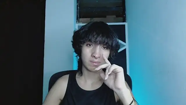 Snapshot of littlextreme chatting on 05-10-26, 01:44 littlextreme online show from 05-10-26, 01:44