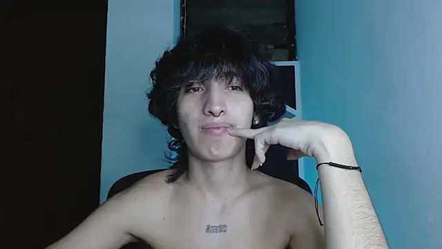 Snapshot of littlextreme chatting on 05-17-26, 12:52 littlextreme online show from 05-17-26, 12:52
