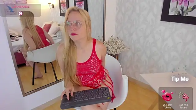 Snapshot of EmilySumer chatting on 03-05-25, 08:21 EmilySumer online show from 03-05-25, 08:21