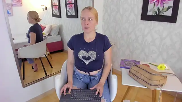 Snapshot of EmilySumer chatting on 03-07-25, 08:33 EmilySumer online show from 03-07-25, 08:33