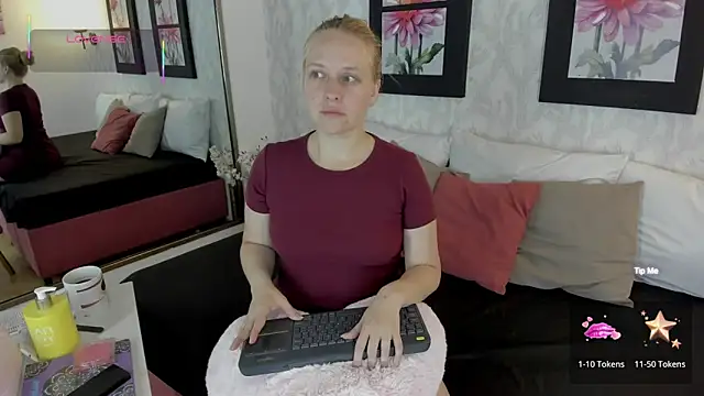 Snapshot of EmilySumer chatting on 10-02-25, 11:12 EmilySumer online show from 10-02-25, 11:12