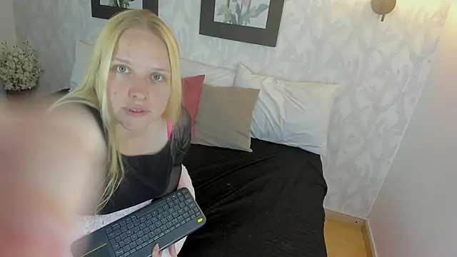 Snapshot of EmilySumer chatting on 10-31-25, 12:00 EmilySumer online show from 10-31-25, 12:00