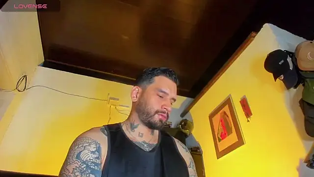 Snapshot of CamiloGray_ chatting on 03-16-25, 02:33 CamiloGray online show from 03-16-25, 02:33