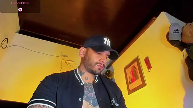 Snapshot of CamiloGray_ chatting on 03-20-25, 01:37 CamiloGray online show from 03-20-25, 01:37