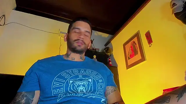 Snapshot of CamiloGray_ chatting on 03-21-25, 01:01 CamiloGray online show from 03-21-25, 01:01