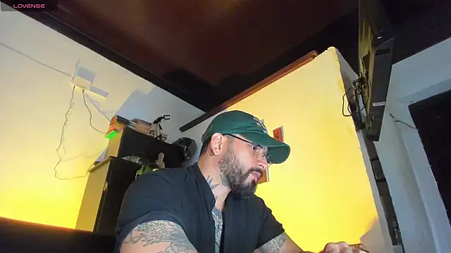 Snapshot of CamiloGray_ chatting on 09-19-25, 02:18 CamiloGray online show from 09-19-25, 02:18