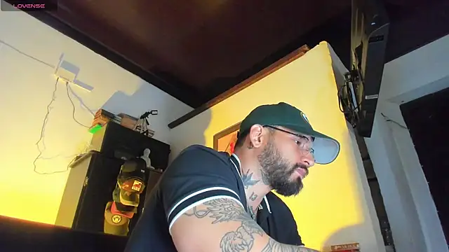 Snapshot of CamiloGray_ chatting on 09-21-25, 11:23 CamiloGray online show from 09-21-25, 11:23