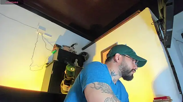 Snapshot of CamiloGray_ chatting on 10-04-25, 01:20 CamiloGray online show from 10-04-25, 01:20