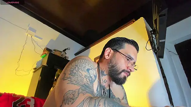 Snapshot of CamiloGray_ chatting on 10-05-25, 02:04 CamiloGray online show from 10-05-25, 02:04