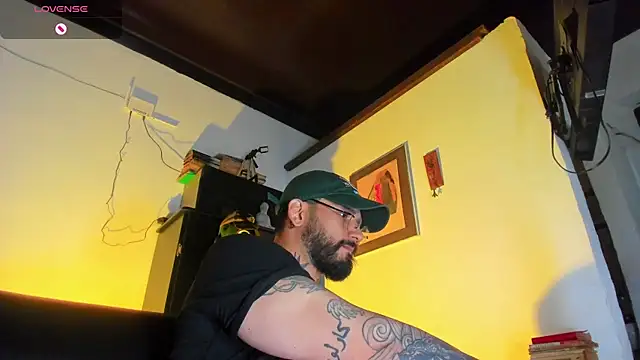 Snapshot of CamiloGray_ chatting on 10-10-25, 02:49 CamiloGray online show from 10-10-25, 02:49