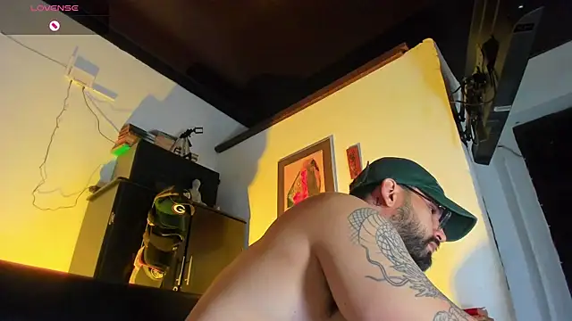 Snapshot of CamiloGray_ chatting on 10-11-25, 01:42 CamiloGray online show from 10-11-25, 01:42