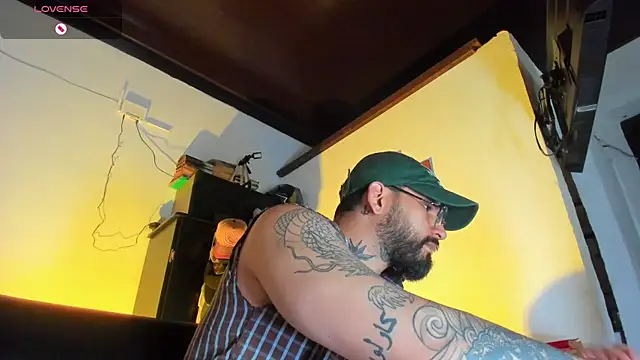 Snapshot of CamiloGray_ chatting on 10-13-25, 04:07 CamiloGray online show from 10-13-25, 04:07