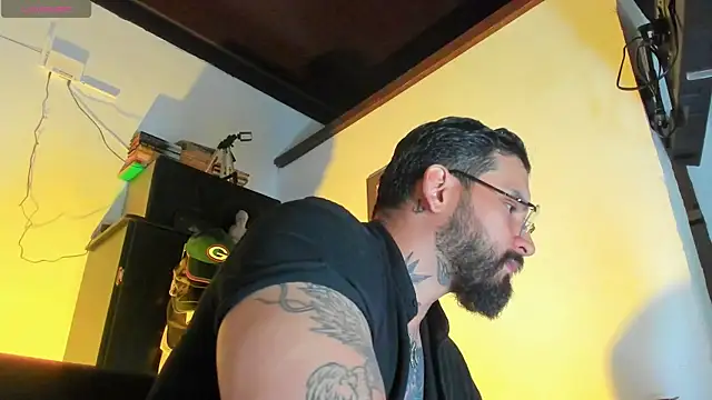 Snapshot of CamiloGray_ chatting on 10-20-25, 01:44 CamiloGray online show from 10-20-25, 01:44