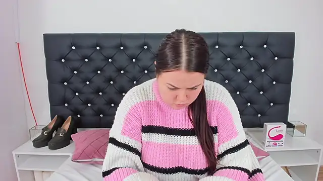 Snapshot of EvaLick chatting on 12-30-24, 10:10 EvaLick online show from 12-30-24, 10:10