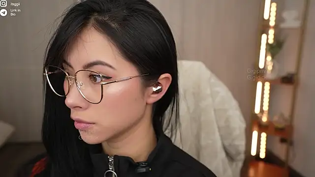 Snapshot of Gigi_ohlala chatting on 10-04-25, 05:33 Gigi ohlala online show from 10-04-25, 05:33