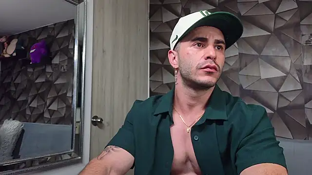 Latino stud4u online show from 04-17-26, 02:03