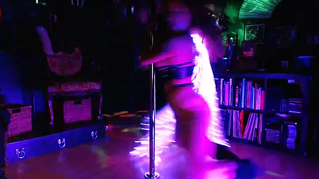 Snapshot of gothstripper chatting on 10-03-25, 11:02 gothstripper online show from 10-03-25, 11:02