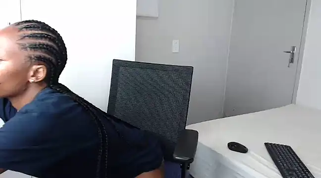 Snapshot of QUEENMANDYY chatting on 01-16-25, 05:44 QUEENMANDYY online show from 01-16-25, 05:44