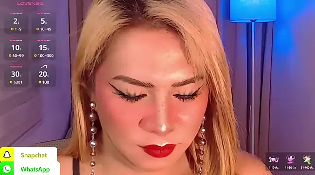 Snapshot of QUEEN_GIAMOORE69 chatting on 01-05-25, 10:40 QUEEN GIAMOORE69 online show from 01-05-25, 10:40