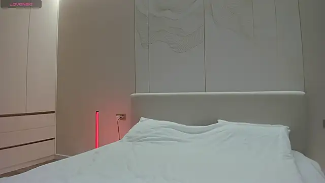 JenniferQueen11 online show from 11-26-25, 11:00