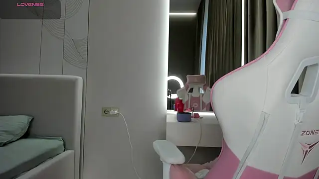 JenniferQueen11 online show from 05-17-26, 01:07