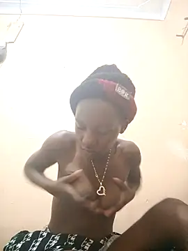 Snapshot of Petite_li chatting on 11-21-25, 04:27 Petite li online show from 11-21-25, 04:27