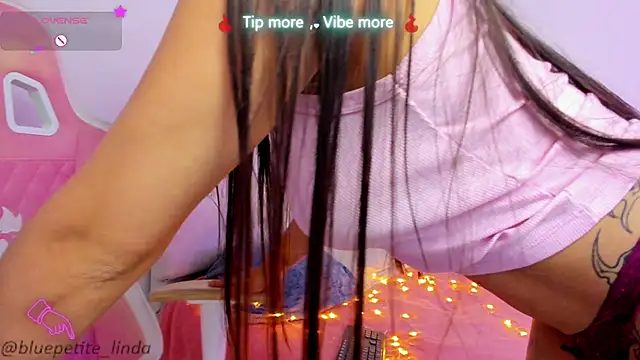 Snapshot of Blue_Petite chatting on 03-05-26, 06:37 Blue Petite online show from 03-05-26, 06:37