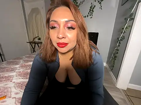 Snapshot of linalooove chatting on 10-19-25, 04:13 linalooove online show from 10-19-25, 04:13