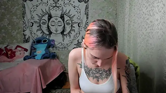 Snapshot of Cutie_Adelia chatting on 02-14-25, 01:18 Cutie Adelia online show from 02-14-25, 01:18