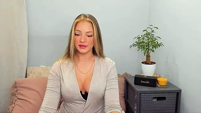 Snapshot of LilyBlondee chatting on 10-27-25, 07:40 LilyBlondee online show from 10-27-25, 07:40