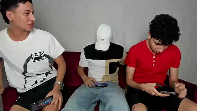 Snapshot of pelusos_mens chatting on 12-28-24, 03:37 pelusos mens online show from 12-28-24, 03:37
