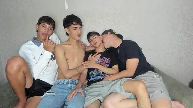 Snapshot of pelusos_mens chatting on 05-20-26, 07:31 pelusos mens online show from 05-20-26, 07:31