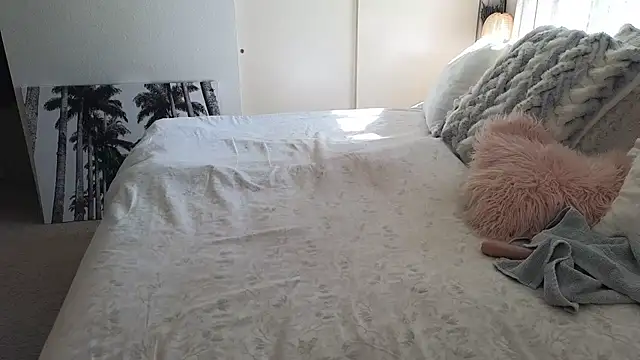 JESS LOVES online show from 06-13-26, 04:05
