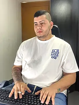 Snapshot of Thomas_chubbyxhot chatting on 11-07-25, 01:27 Thomas chubbyxhot online show from 11-07-25, 01:27