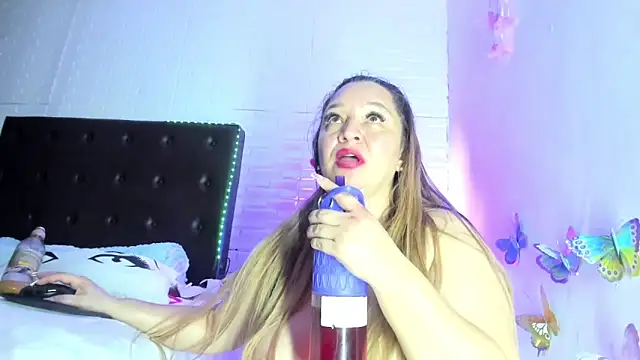 Snapshot of AndreaLombana chatting on 03-21-25, 03:01 AndreaLombana online show from 03-21-25, 03:01