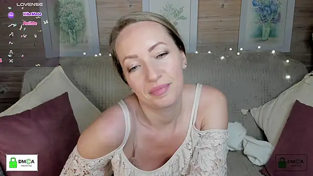 Queenymel online show from 10-22-25, 03:45