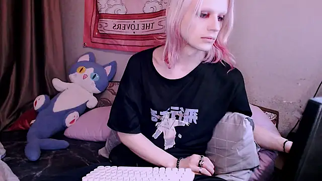 Snapshot of Alien_Bella chatting on 12-19-25, 02:57 Alien Bella online show from 12-19-25, 02:57