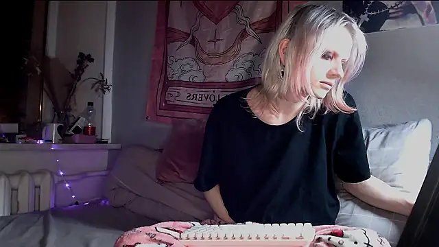 Snapshot of Alien_Bella chatting on 03-14-26, 09:09 Alien Bella online show from 03-14-26, 09:09