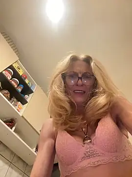 Snapshot of adella13 chatting on 01-17-25, 02:28 adella13 online show from 01-17-25, 02:28