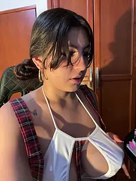 Snapshot of loolla_23 chatting on 02-28-25, 02:09 loolla 23 online show from 02-28-25, 02:09