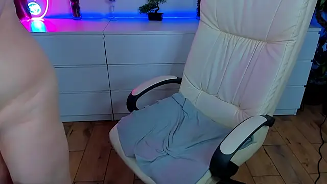 Snapshot of Kamilla_Hot chatting on 02-16-25, 01:03 Kamilla Hot online show from 02-16-25, 01:03