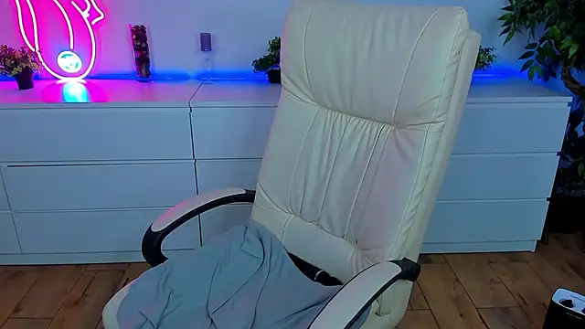 Snapshot of Kamilla_Hot chatting on 02-16-25, 04:09 Kamilla Hot online show from 02-16-25, 04:09