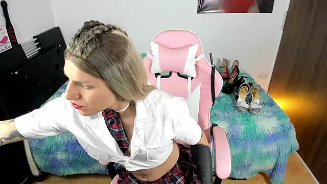 Snapshot of queenramoona-hot chatting on 11-02-25, 08:11 queenramoona-hot online show from 11-02-25, 08:11