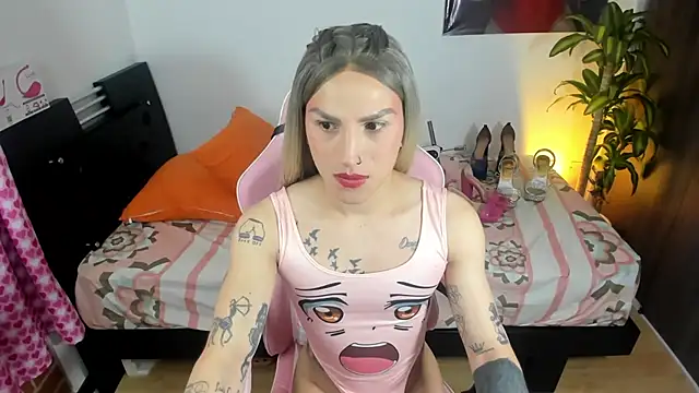 Snapshot of queenramoona-hot chatting on 12-21-25, 02:51 queenramoona-hot online show from 12-21-25, 02:51