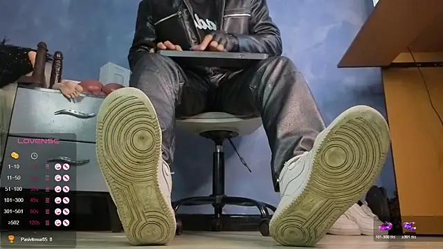 TomLover 12 online show from 02-11-26, 12:32