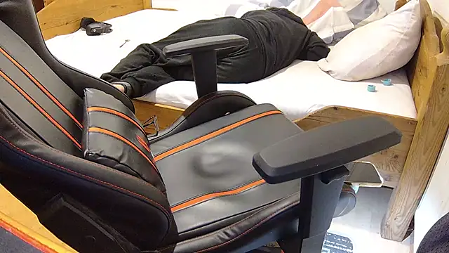 Snapshot of KmlBI26 chatting on 10-29-25, 07:15 KmlBI26 online show from 10-29-25, 07:15