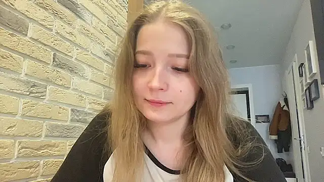Snapshot of CharmingSarah chatting on 05-06-26, 02:00 CharmingSarah online show from 05-06-26, 02:00