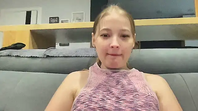 Snapshot of CharmingSarah chatting on 05-21-26, 04:25 CharmingSarah online show from 05-21-26, 04:25