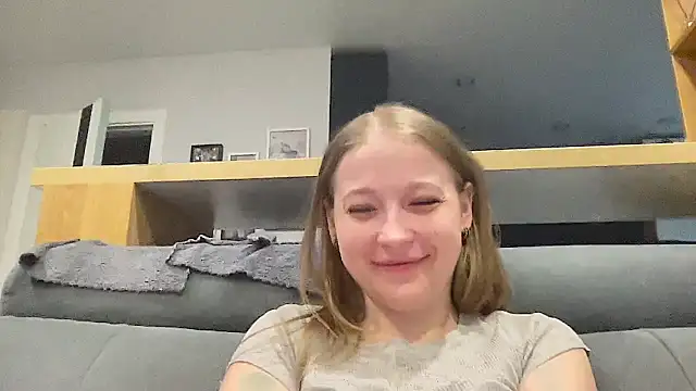 Snapshot of CharmingSarah chatting on 05-28-26, 04:37 CharmingSarah online show from 05-28-26, 04:37