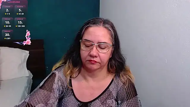 Snapshot of scaelettdubois chatting on 12-19-25, 02:40 scaelettdubois online show from 12-19-25, 02:40